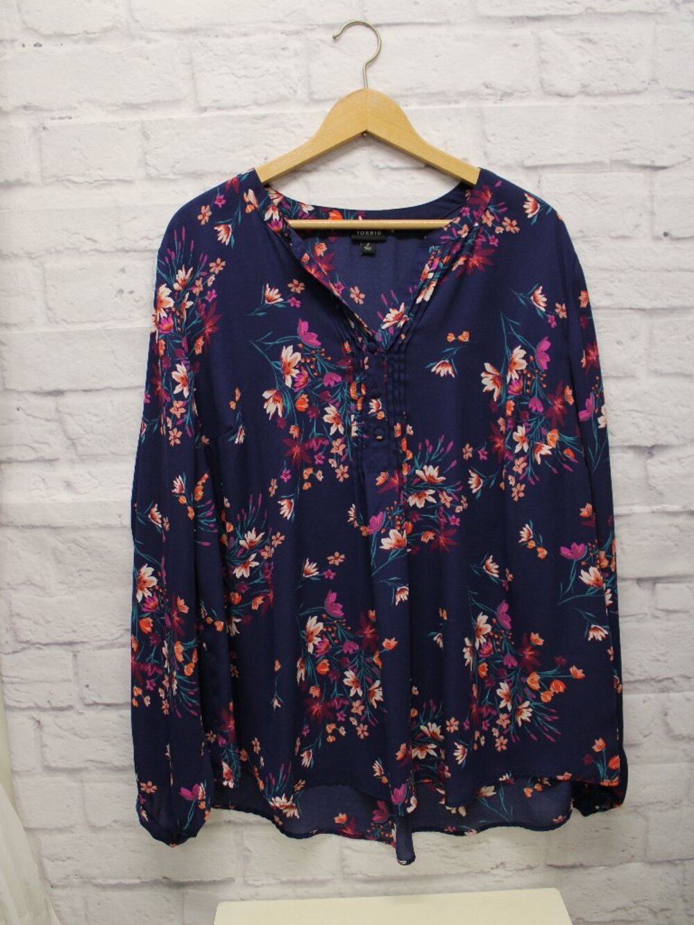 Torrid Plus 2 Navy Blue Floral Chiffon Pleated Button Front Longsleeve Blouse